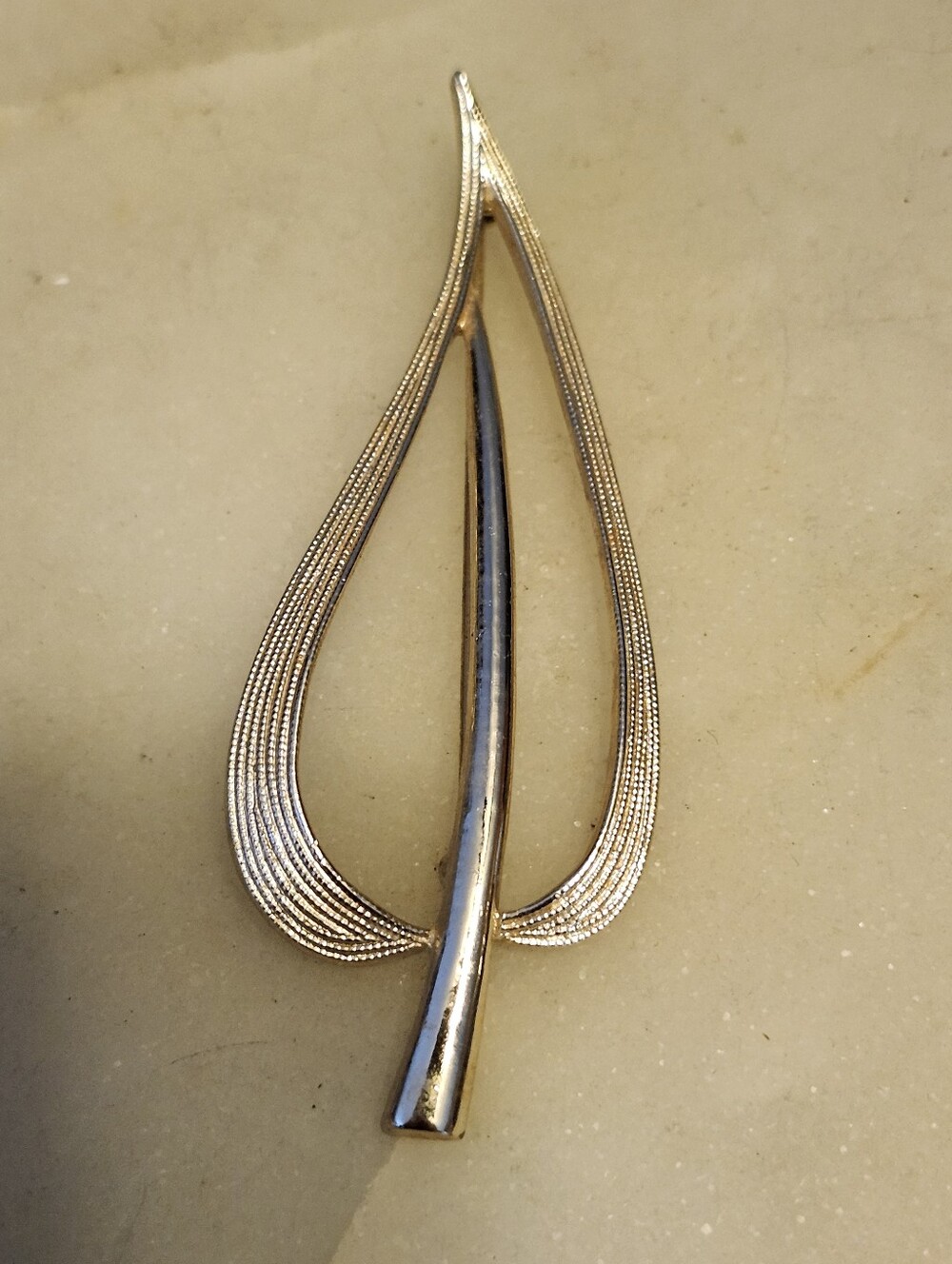 Vtg Sarah Coventry Gold Tone Open Leaf Brooch